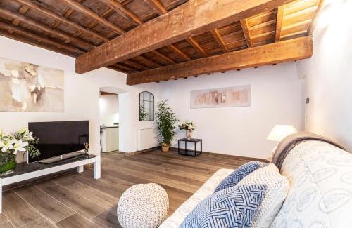 Santa Maria Novella Apartment | PalazzoVilla historic building luxury suite
