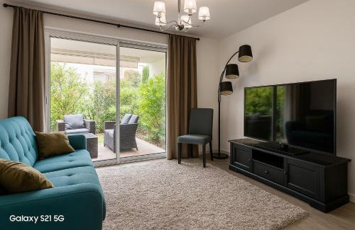 Pointe Croisette Apartment | Palm beach apartment with swimming pool in a residence