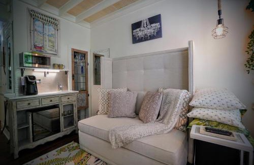Palm Beach - West Palm Beach Apartment | Palm Beach Hotel Petite Retreat 2 blocks to beach! Historic Landmark
