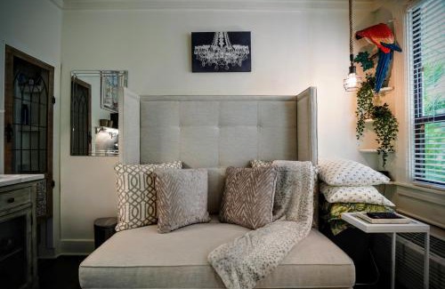 Palm Beach - West Palm Beach Apartment | Palm Beach Hotel Petite Retreat 2 blocks to beach! Historic Landmark