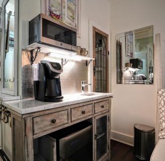Palm Beach - West Palm Beach Apartment | Palm Beach Hotel Petite Retreat 2 blocks to beach! Historic Landmark