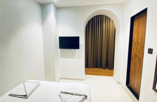 Wellington Pier Hotel | Palm Breeze Hotel - Colaba