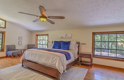 Palm City Cabin | Palm City Farm|King Bed|Pool Table|Projector|Oasis