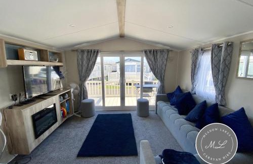 Chapel Saint Leonards Resort | Palm Grove 133 - pet friendly, WiFi close to beach and clubhouse - Golden Palm Resort - Meadow Lakes Caravan & Lodge Hire