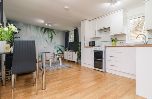 Praa Sands Cottage | PALM LODGE, romantic, country holiday cottage in Praa Sands