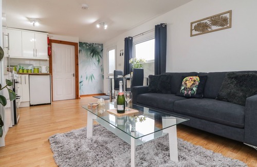Praa Sands Cottage | PALM LODGE, romantic, country holiday cottage in Praa Sands