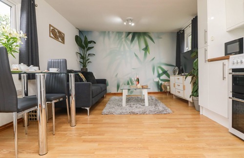 Praa Sands Cottage | PALM LODGE, romantic, country holiday cottage in Praa Sands