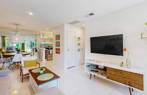 Racquet Club West Apartment | Palm Paradise Villa