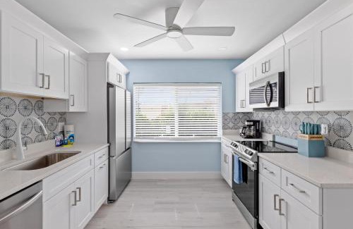 Sanibel House | Palm Retreat - 3BR Cottage at the Palmview Inn of Sanibel Island with Bikes