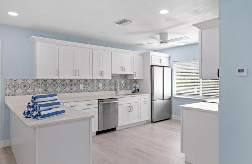 Sanibel House | Palm Retreat - 3BR Cottage at the Palmview Inn of Sanibel Island with Bikes