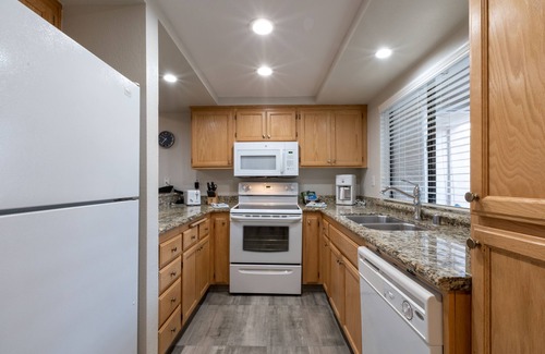 Baristo Hotel | Palm Springs Desert Gem! Outdoor Pool, Full Kitchen, Free Parking!