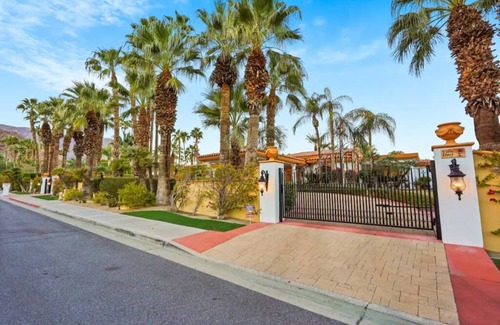 Vista Las Palmas House | Palm Springs Luxury Tennis Estate sleeps 12 pool! luxurious, long term rentals