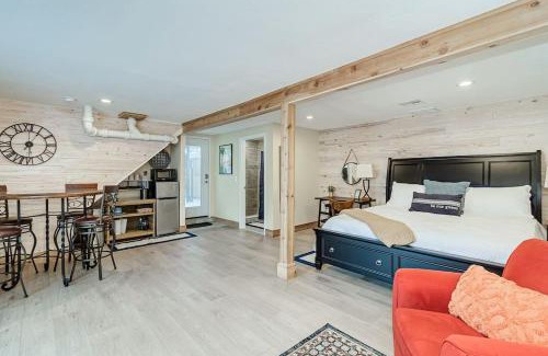 Lakeland House | Palm Studio Apartment near Lake Hollingworth