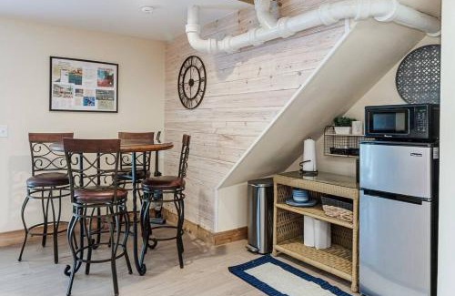 Lakeland House | Palm Studio Apartment near Lake Hollingworth
