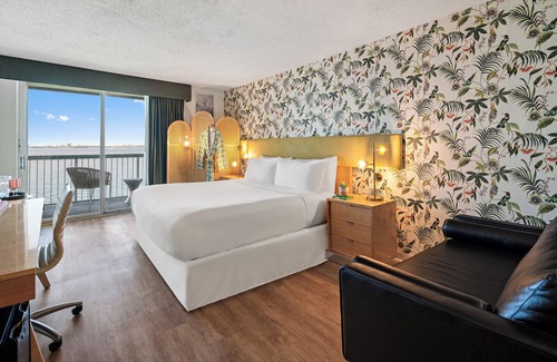 North Bay Village Hotel | Palm Tree Club Miami Hotel