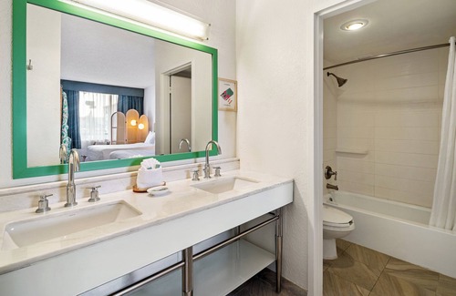 North Bay Village Hotel | Palm Tree Club Miami Hotel