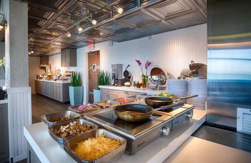 North Bay Village Hotel | Palm Tree Club Miami