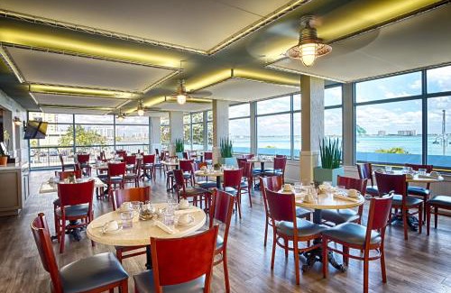 North Bay Village Hotel | Palm Tree Club Miami