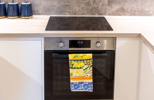 London Borough of Bromley Apartment | Palm Tree House - Dolce Lemons