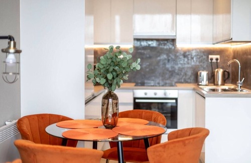 London Borough of Bromley Apartment | Palm Tree House - Columbus