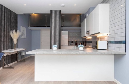 London Borough of Bromley Apartment | Palm Tree House - Winter Wonderland