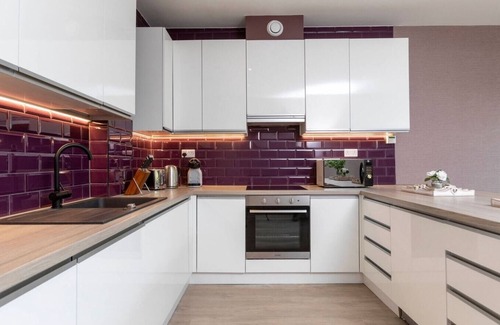 London Borough of Bromley Apartment | Palm Tree House - The Farmhouse