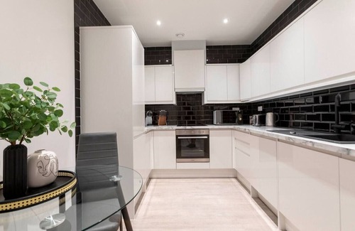 London Borough of Bromley Apartment | Palm Tree House - New York