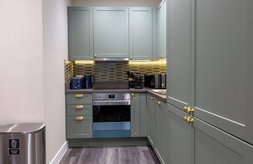 London Borough of Bromley Apartment | Palm Tree House | Safari