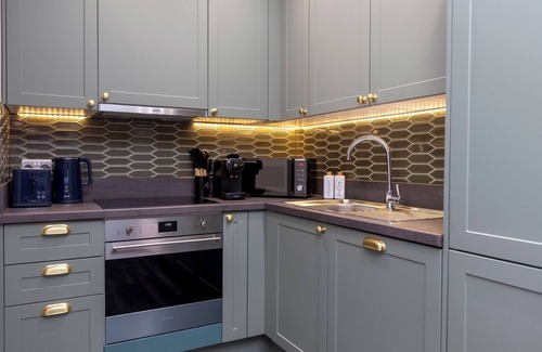 London Borough of Bromley Apartment | Palm Tree House | Safari