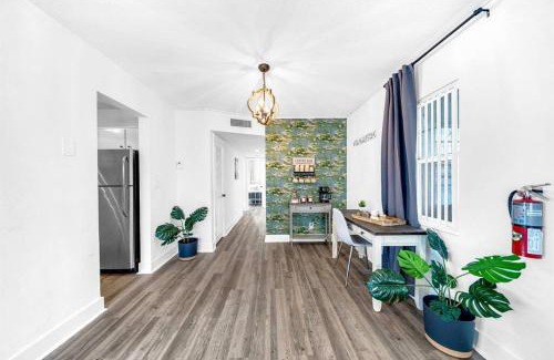 Survey Creek Apartment | Palm Wave Stays - Designer's Stay - Sleeps 10