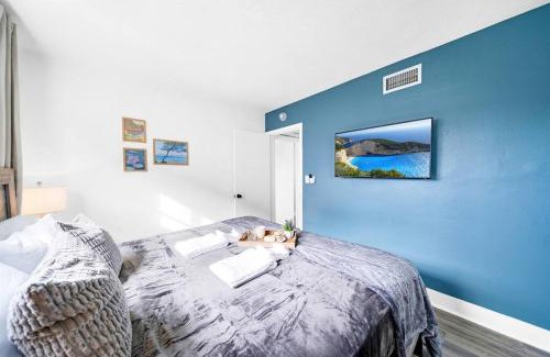 Survey Creek Apartment | Palm Wave Stays - Designer's Stay - Sleeps 10