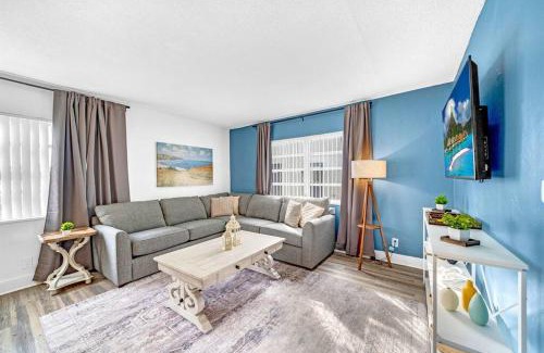 Survey Creek Apartment | Palm Wave Stays - Designer's Stay - Sleeps 10
