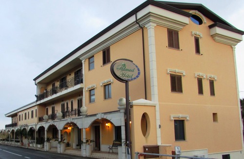 Gizzeria Hotel | Palmed Hotel