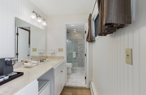 Manchester Center Resort | Palmer House Resort - Deluxe Two Double Beds 4