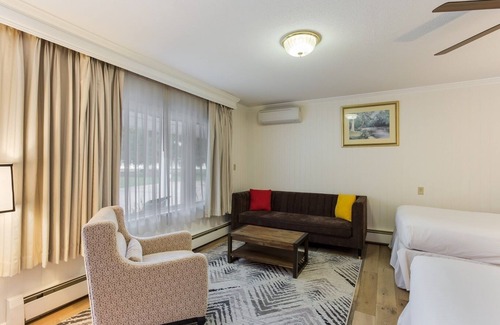 Manchester Center Resort | Palmer House Resort - Deluxe Two Double Beds 5