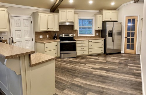 Eatonton House | Palmer & Oak - Entire Lakefront Property on Lake Sinclair w/saltwater pool
