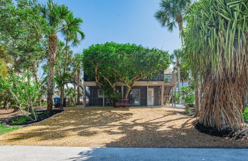 Mid Island House | Palmetto Beach Cottage by Sun Palace Vacations