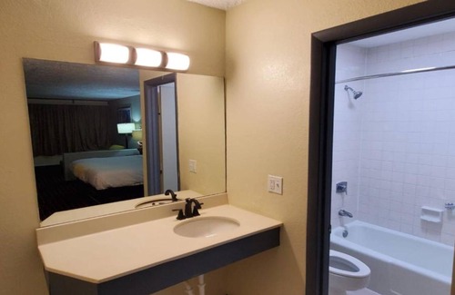 Orangeburg Hotel | Palmetto Inn & Suites by OYO Orangeburg