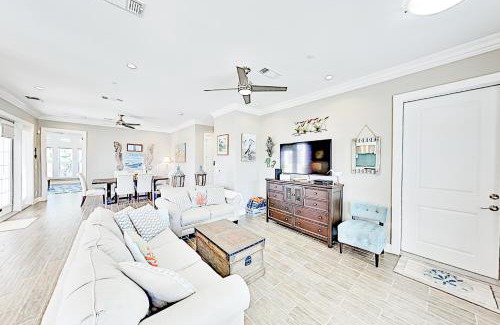 Port Aransas Apartment | Palmilla Beach Resort Sea Gate Condominiums #206