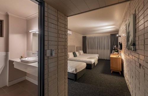 Greenacre Hotel | Palms Hotel Motel Chullora