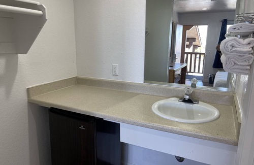 Palmdale Hotel | Palms Inn & Suites