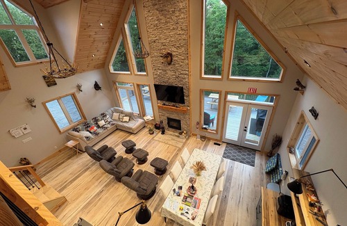 Lion's Head Cottage | Pampered Bear's Den-Delightful Forest retreat located close to Georgian Bay