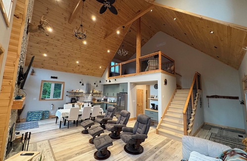 Lion's Head Cottage | Pampered Bear's Den-Delightful Forest retreat located close to Georgian Bay
