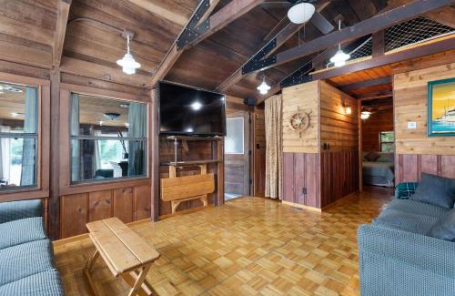 Kimberling City House | Panacea Boathaus Lodge - Perfect Location for your lake vacation