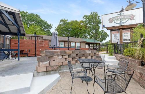 Kimberling City House | Panacea Boathaus Lodge - Perfect Location for your lake vacation