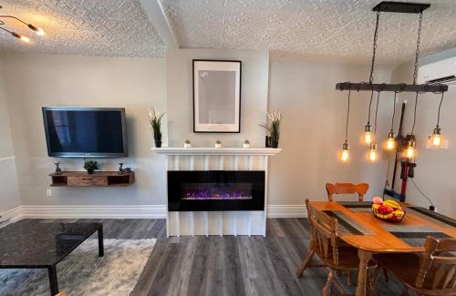 Quartier 5-4 Apartment | Panache Royale 4