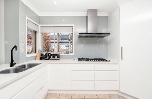 Helensvale House | Panarama Waterview! Waterfront Luxury Holiday Heav
