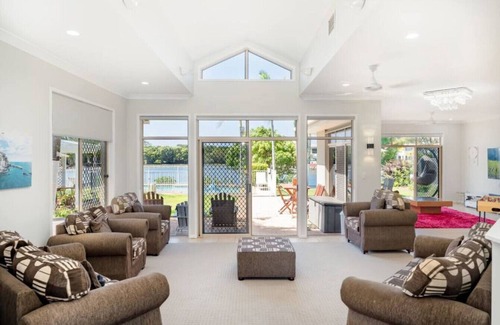 Helensvale House | Panarama Waterview! Waterfront Luxury Holiday Heav