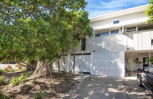 Casuarina House | Pandanus Pocket 3BR Beachside Condo by uHoliday