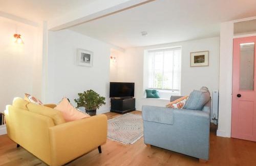 Newlyn House | Pandora a Lovely Seaside Cottage in Newlyn sleeps 4